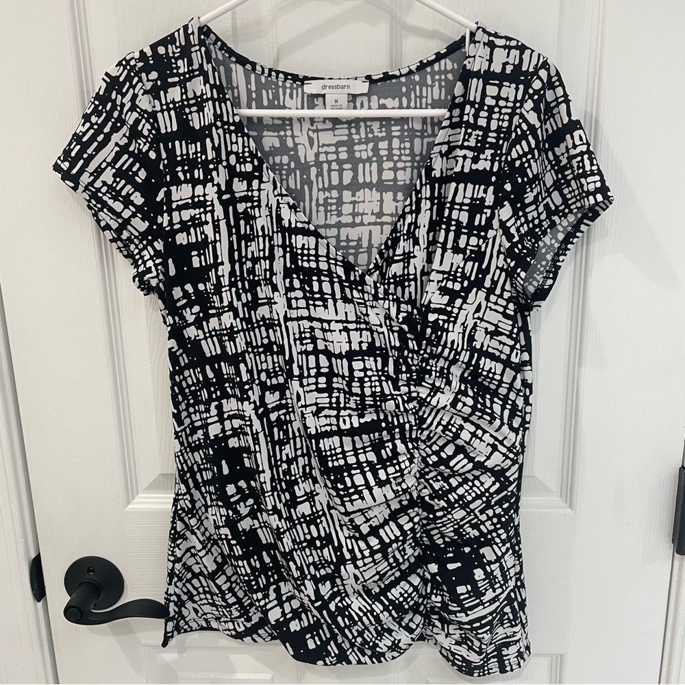 Dress Barn Abstract Black and White Faux Wrap V Neck Rousched Top Women’s Size M